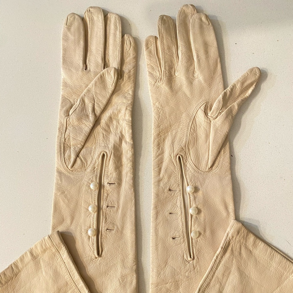 BERGDORF GOODMAN Nude Silk Gloves